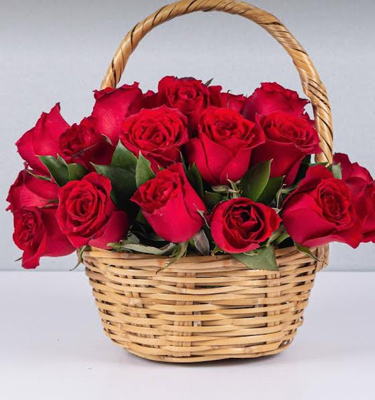 Cesta de rosas rojas